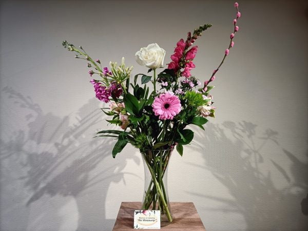 Boeket van verschillende soorten roze en witte bloemen.